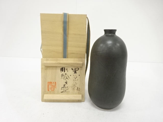 Jar with carved design in black matte glaze, made by Ojikatouen